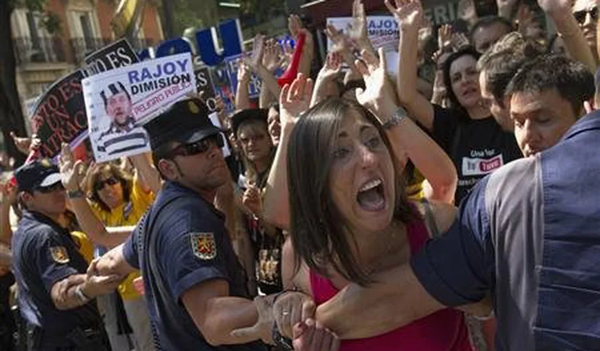 Deputaţii spanioli, blocaţi în clădirea Congresului de manifestanţii „În picioare”