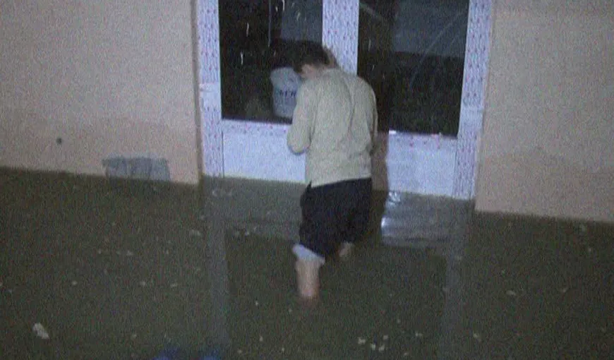 Zeci de case şi gospodării din Oltenia, inundate în urma polilor torenţiale VIDEO