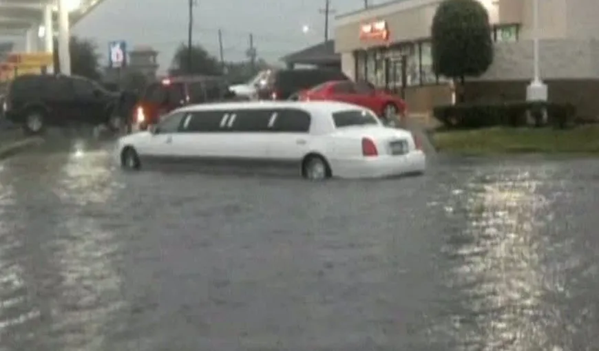 Furtuni puternice şi inundaţii în Texas. Sute de şoferi au rămas blocaţi pe şosele VIDEO