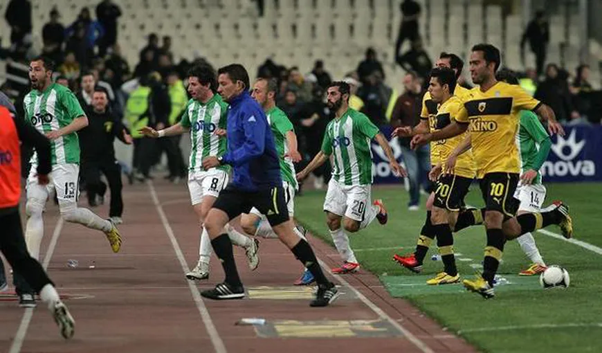 Fanii lui AEK şi-au alungat favoriţii de pe teren, în timpul meciului. Scene incredibile în Grecia
