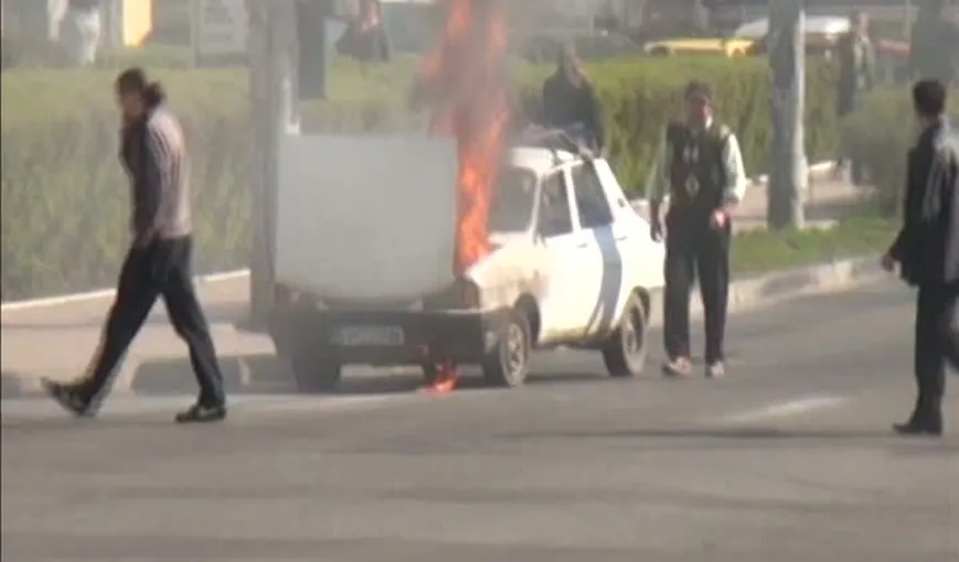 Maşină în flăcări la semafor, în Suceava. Oamenii au sărit panicaţi să stingă focul