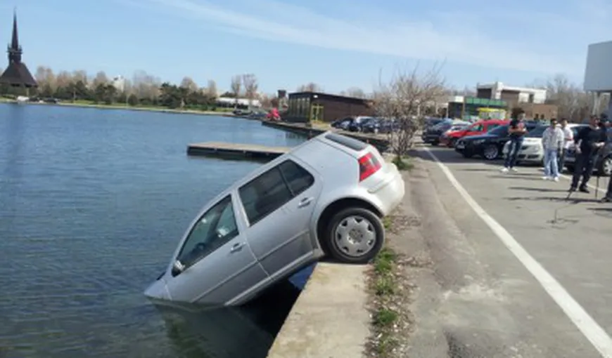 Surpriza unui constănţean: Şi-a găsit maşina parcată fix în lac