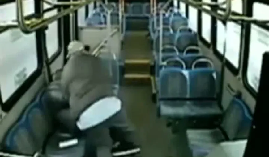 Bărbat BĂTUT cu bestialitate şi dat jos din autobuz de un şofer nervos VIDEO