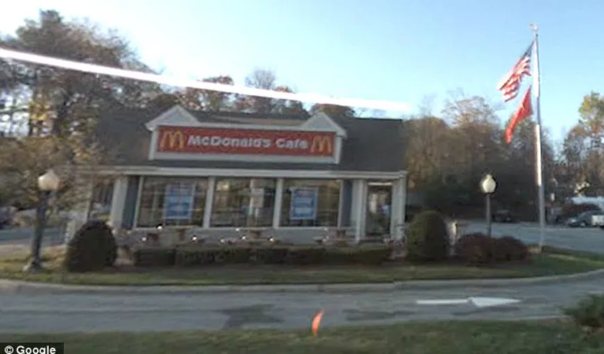 Învaţă ca să ajungi la McDonald’s! Lanţul fast-food vrea numai casieri cu Bac şi 2 ani de experienţă