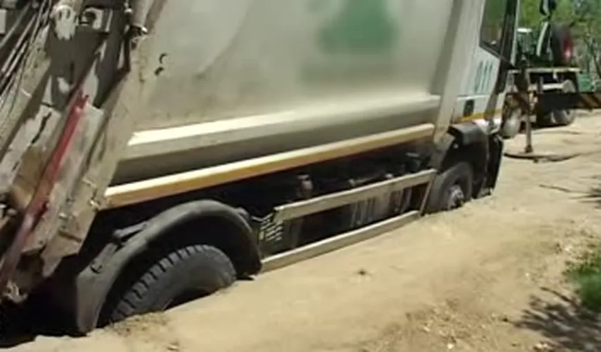O maşină de salubritate a fost ÎNGHIŢITĂ de asfalt în Arad VIDEO