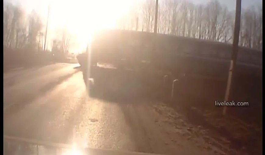ACCIDENT TERIBIL: Maşină, lovită ÎN PLIN de tren, în Rusia VIDEO