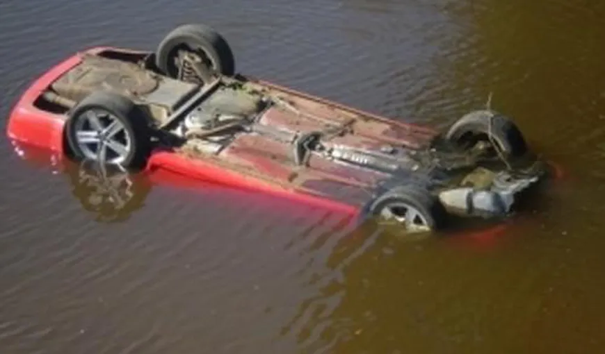 Accident în Suceava: Trei răniţi, după ce o maşină condusă de un şofer beat s-a răsturnat în râu