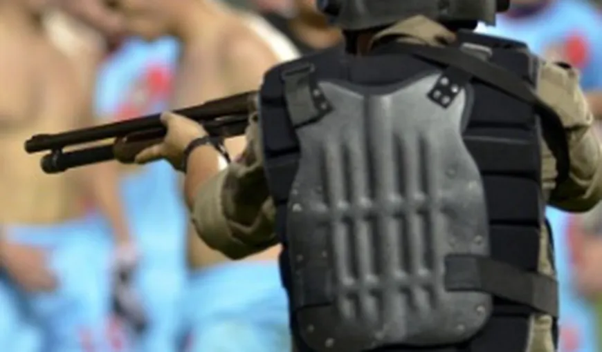 Bătaie neobişnuită în Copa Libertadores. Jucătorii au dat cu mingea, poliţia cu bastoanele VIDEO