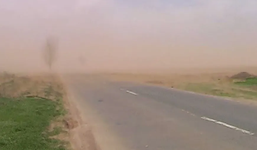 Furtună de nisip filmată pe DN 2C, între Slobozia şi Buzău VIDEO