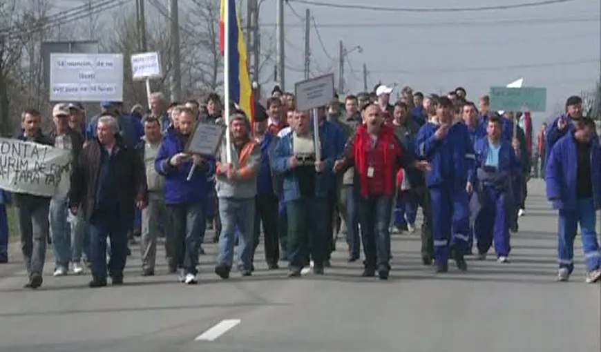 Protest la Oltchim. 300 de angajaţi au blocat una dintre intrările în combinat
