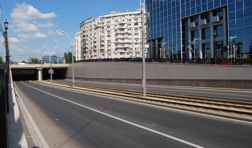 Accident grav în Pasajul Mărăşeşti: Un şofer a decedat după ce a intrat într-un perete de beton