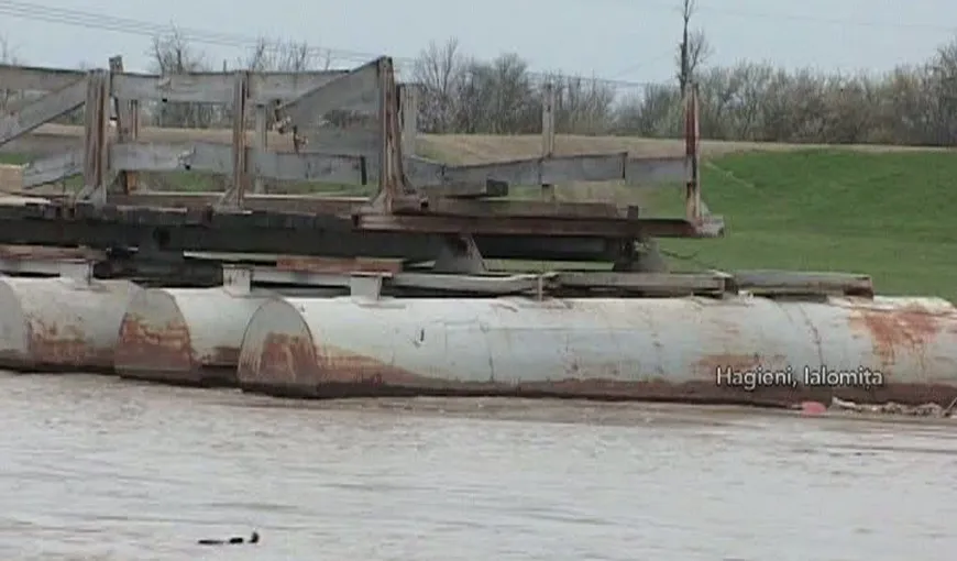 Pod rupt de viitură, în Ialomiţa. Zeci de localnici au rămas izolaţi VIDEO