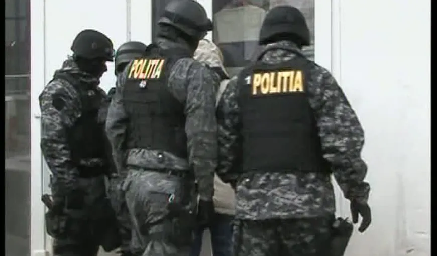 Percheziţii la suspecţi de terorism, în Craiova. Gruparea a cumpărat ilegal arme militare letale