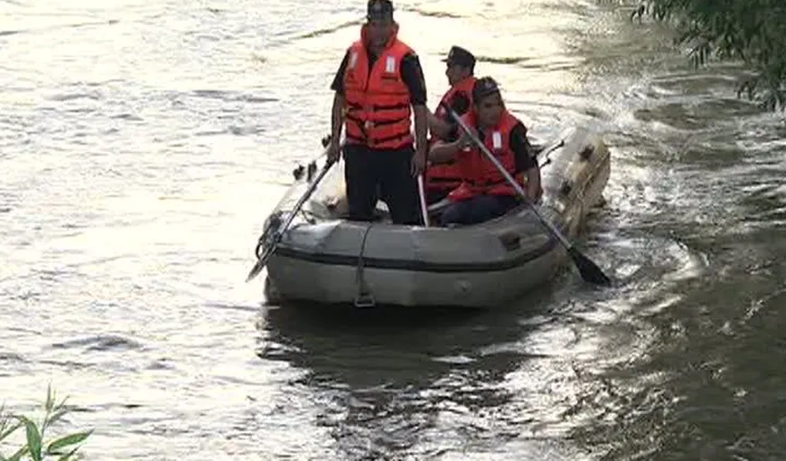 Copil de 6 ani, dispărut în râul Olteţ. Pompierii îl caută cu o barcă pneumatică