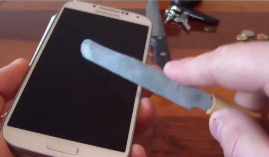 Ecranul de Galaxy S4 rezistă la orice fel de zgârieturi VIDEO