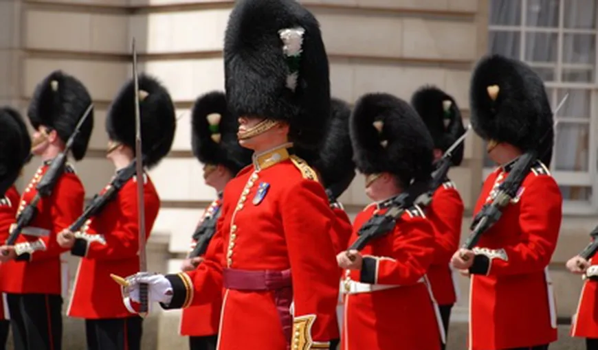 Regina Elizabeta a II-a are gărzi RÂIOASE la Palatul Windsor