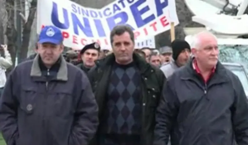 PROTEST la Guvern. O mie de angajaţi Oltchim şi ai Diviziei Petrochimice Bradu, în Piaţa Victoriei