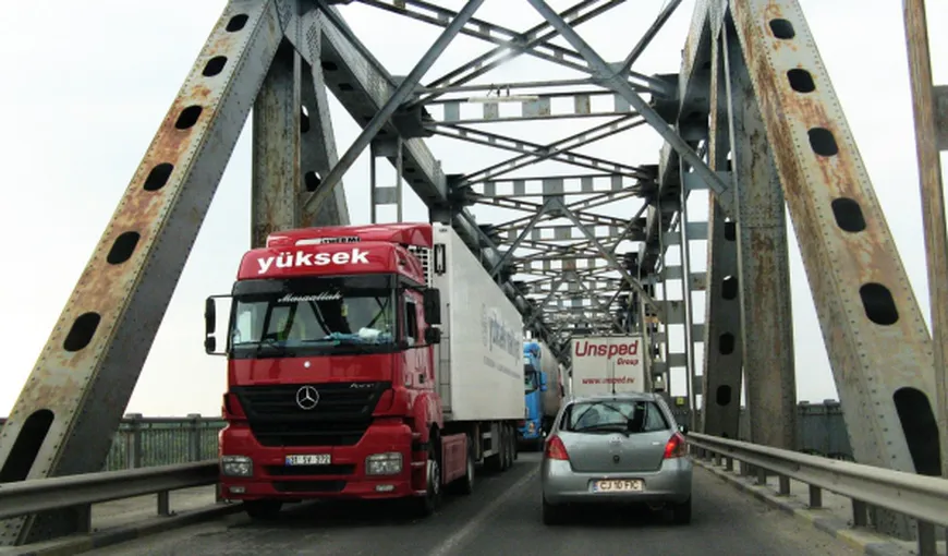 Podul Prieteniei Giurgiu-Ruse, închis pentru maşinile de mare tonaj din cauza lucrărilor