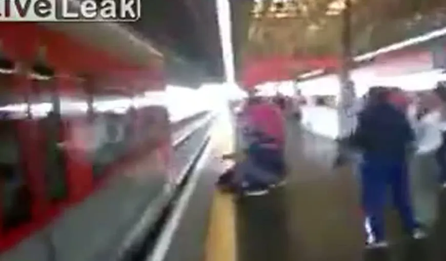 De infarct! O tânără s-a aruncat înaintea trenului ca să îşi salveze telefonul mobil VIDEO
