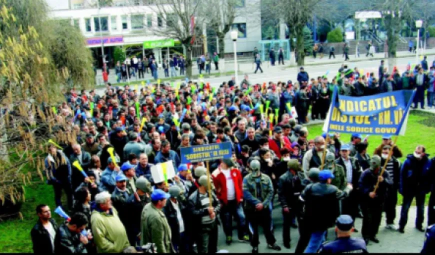 58 de salariaţi ai Uzinelor Sodice Govora sunt în greva foamei, restul în grevă generală