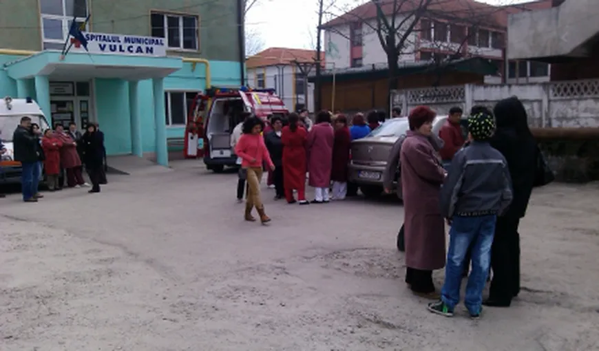 Angajaţii spitalului municipal din Vulcan au reluat protestul pentru că nu au primit salariul