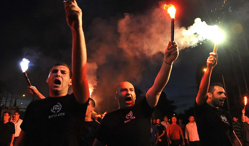 Guardian: Membrii partidului extremist Zori Aurii se întâlnesc cu neonazişti din România
