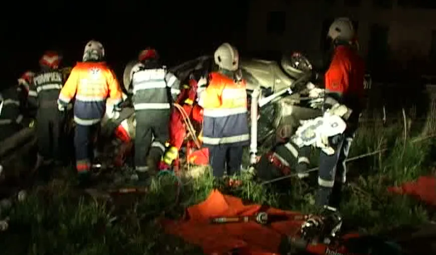 Accident grav în noaptea de Înviere: Doi tineri au murit după ce maşina lor s-a izbit de un stâlp
