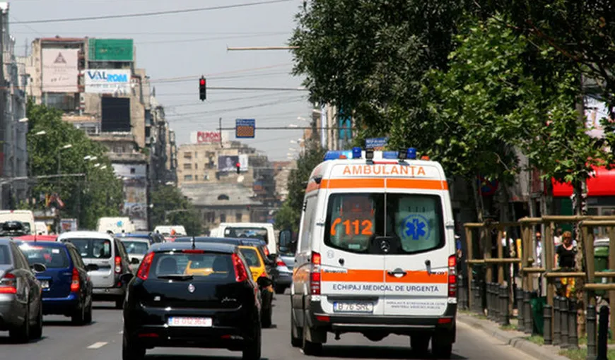 Un copil a fost luat cu ambulanţa după ce a fost bătut CRUNT de tatăl său