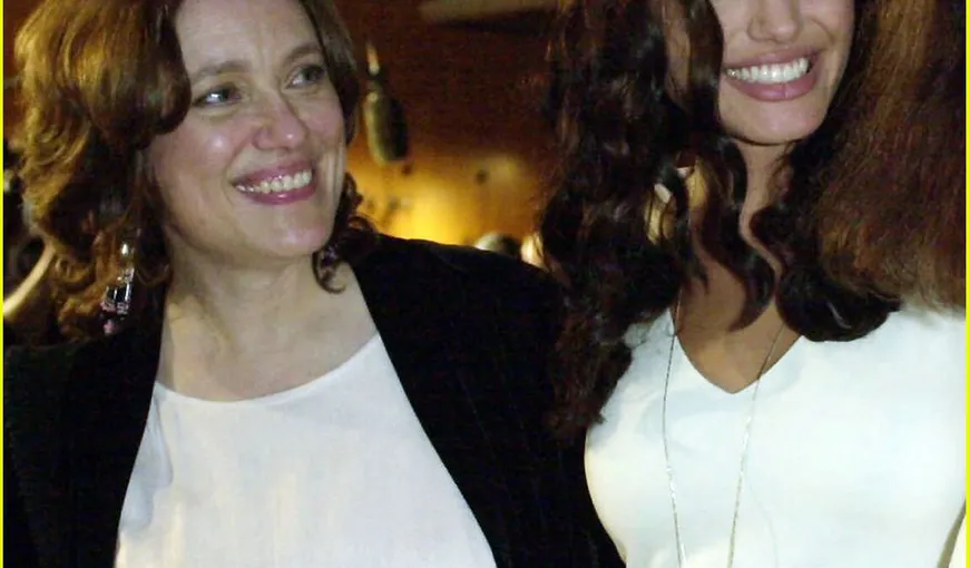 Angelina Jolie va juca în rolul mamei sale într-un film biografic