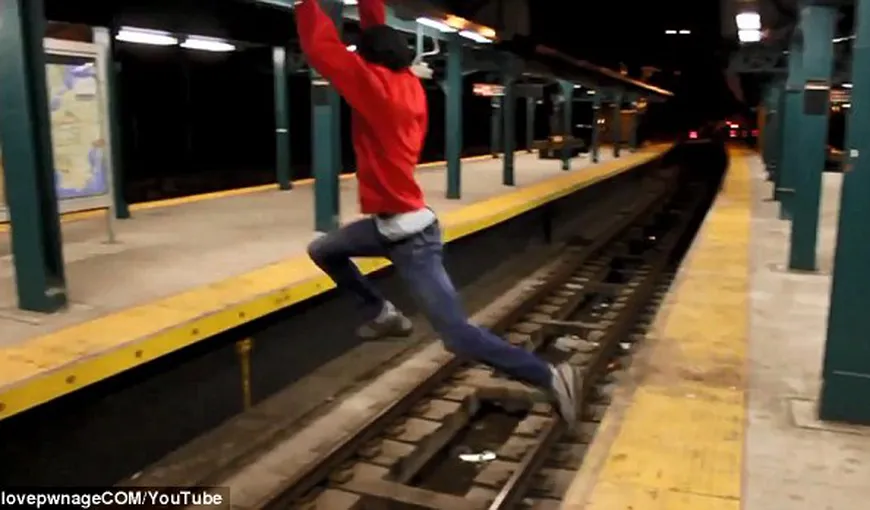 TERIBILISM: Zeci de tinerii sar peste ŞINE si aleargă în fata metroului VIDEO