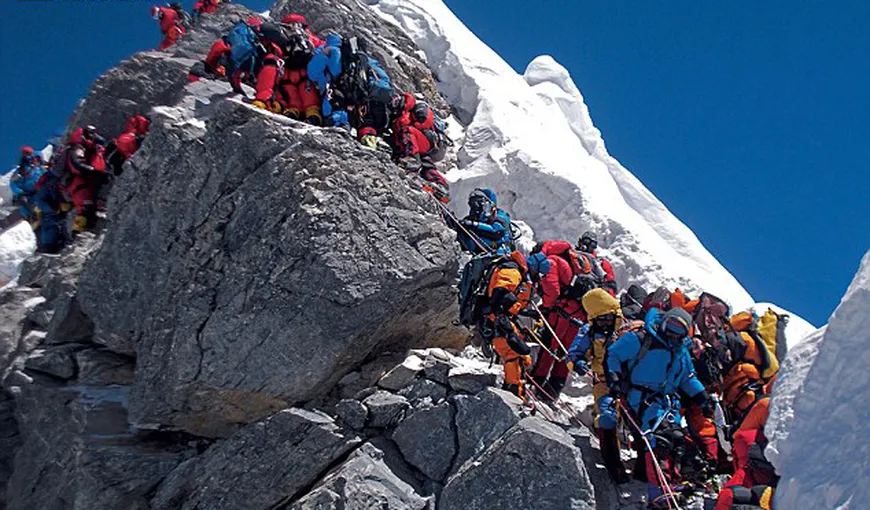 Coadă mare la urcarea pe Everest: Zeci de turişti se înghesuie pe cel mai înalt munte FOTO