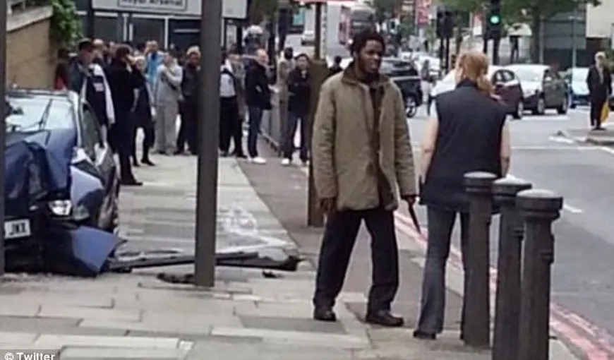 O femeie i-a sfidat pe agresorii suspectaţi de uciderea militarului, la Londra FOTO