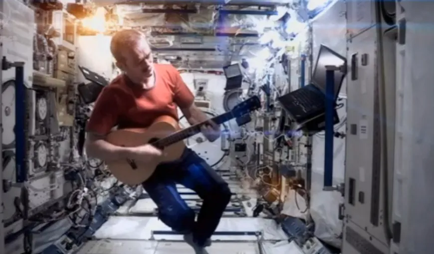 Cel mai FASCINANT astronaut le-a oferit fanilor o nouă surpriză: Cântă la chitară în SPAŢIU VIDEO