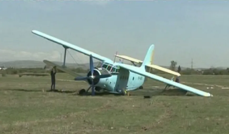 Un avion utilitar a aterizat forţat în apropiere de Strehaia