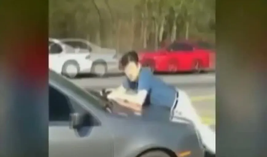 INCREDIBIL: O femeie a mers trei kilometri cu un bărbat pe capota maşinii VIDEO
