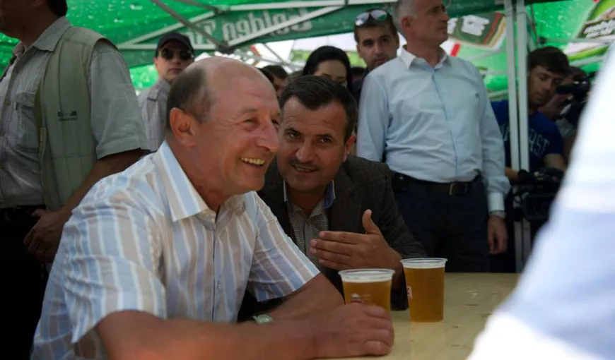 Băsescu, la o bere cu localnicii din Peştera. Era cât pe ce să verse paharul VIDEO