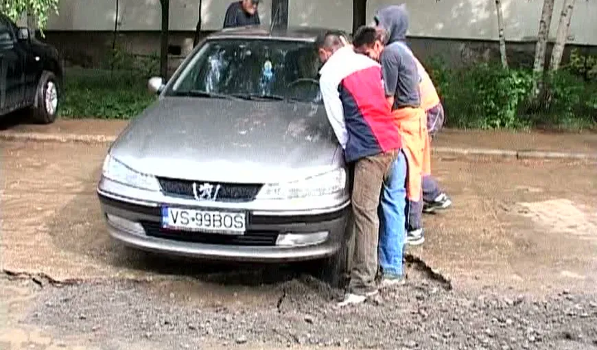 Se întâmplă în România.Maşini ÎNGHIŢITE de asfalt, într-o parcare, după o lucrare de mântuială VIDEO