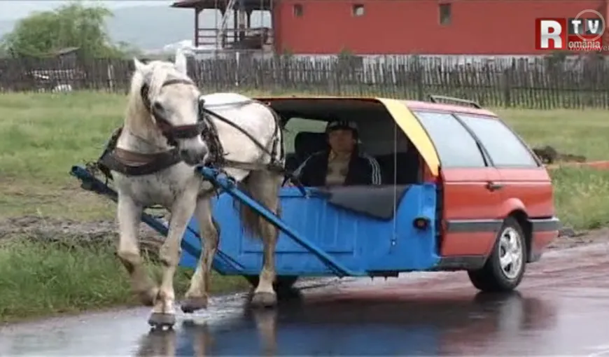 „Maşina viitorului”, varianta bistriţeană: n-are motor, e trasă de cal şi are televizor VIDEO