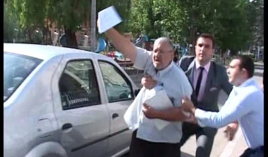 Incident la sosirea lui Băsescu în Bistriţa-Năsăud. Un bărbat a sărit în faţa coloanei oficiale