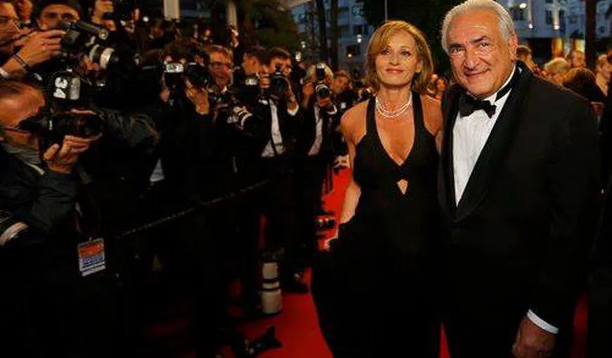 Noua cucerire a fostului director al FMI: DSK, la Cannes, la braţ cu o tânără foarte decoltată
