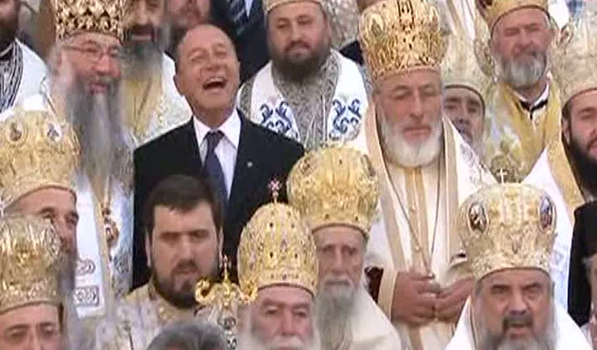 Fotografia cu Băsescu râzând în mijocul preoţilor a fost prezentată de comunitatea gay la Parlament