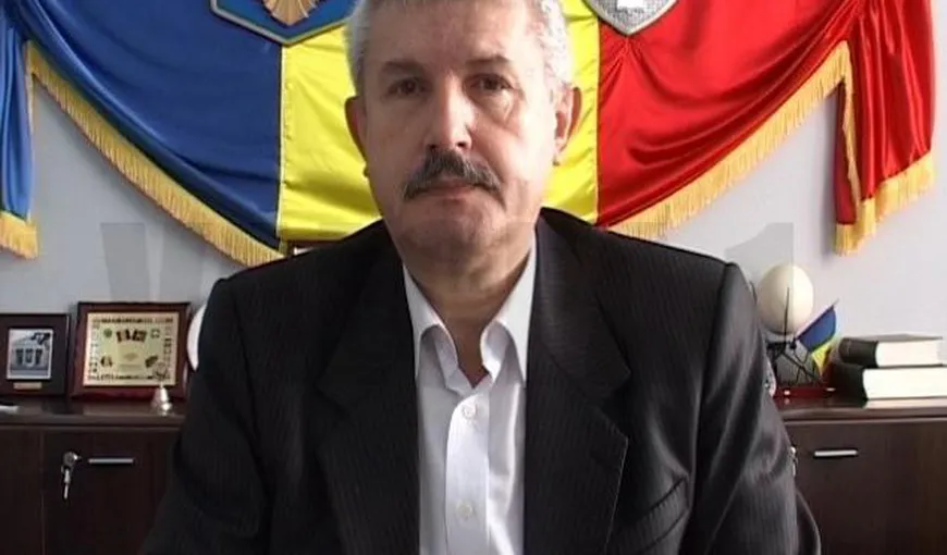 Primarul Emilian Frâncu s-a predat la Poliţia din Râmnicu Vâlcea. Va face patru ani de puşcărie