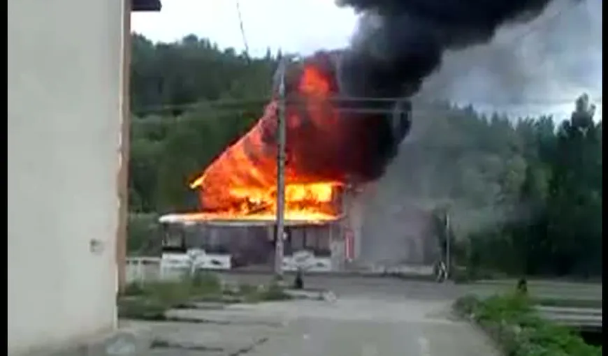 Incendiu puternic în Neamţ. Un magazin a ars din temelii VIDEO
