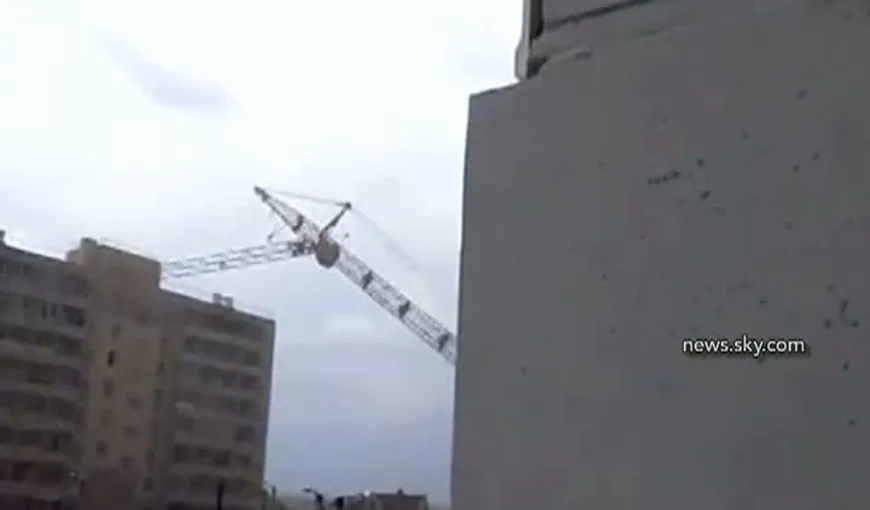 O macara a căzut peste un bloc de locuinţe în Rusia VIDEO