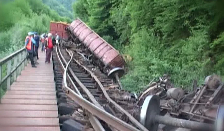 Un marfar cu 37 de vagoane a deraiat în Bistriţa-Năsăud. Trei vagoane s-au răsturnat