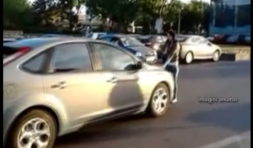 Răzbunare inconştientă: Un tânăr a vrut să calce cu maşina o tânără cu care se ciocnise în trafic
