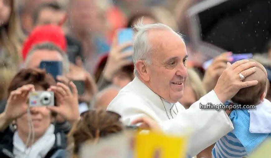 Papa Francisc a făcut o baie de mulţime pe o ploaie torenţială VIDEO