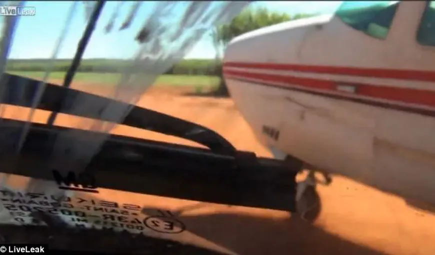 Ca la Hollywood: O maşină de poliţie blochează decolarea unui avion plin cu cocaină să zboare VIDEO