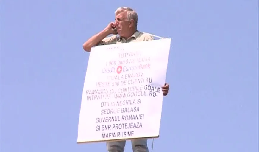 PROTEST pe un panou publicitar în Piaţa Unirii. Un om susţine că a fost PĂCĂLIT DE BANCĂ