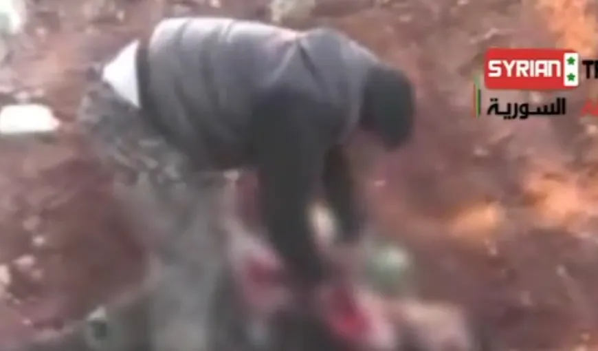 IZBITOR: Un rebel sirian s-a filmat în timp ce mânca INIMA unui SOLDAT VIDEO